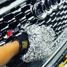 Schoonmaken auto met washandschoenen