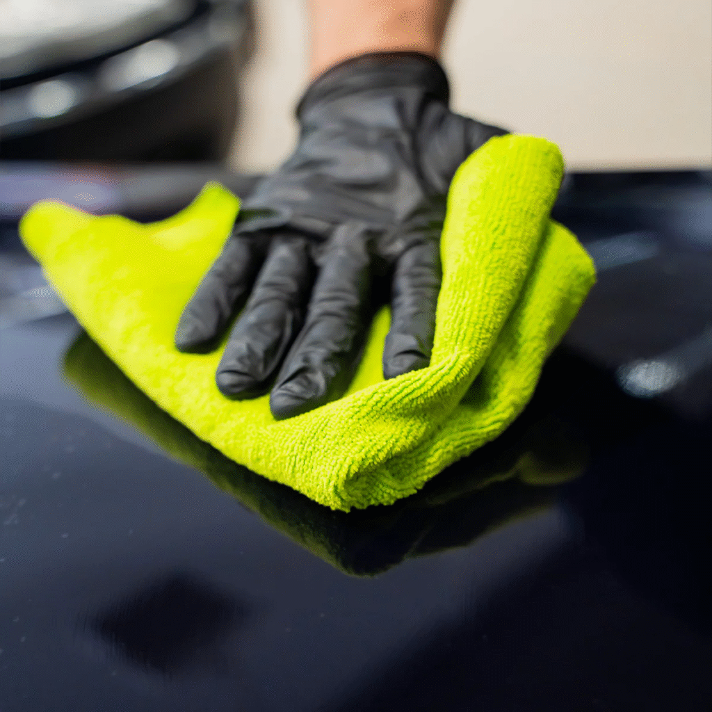 Schoonmaken met een droogdoek voor een auto